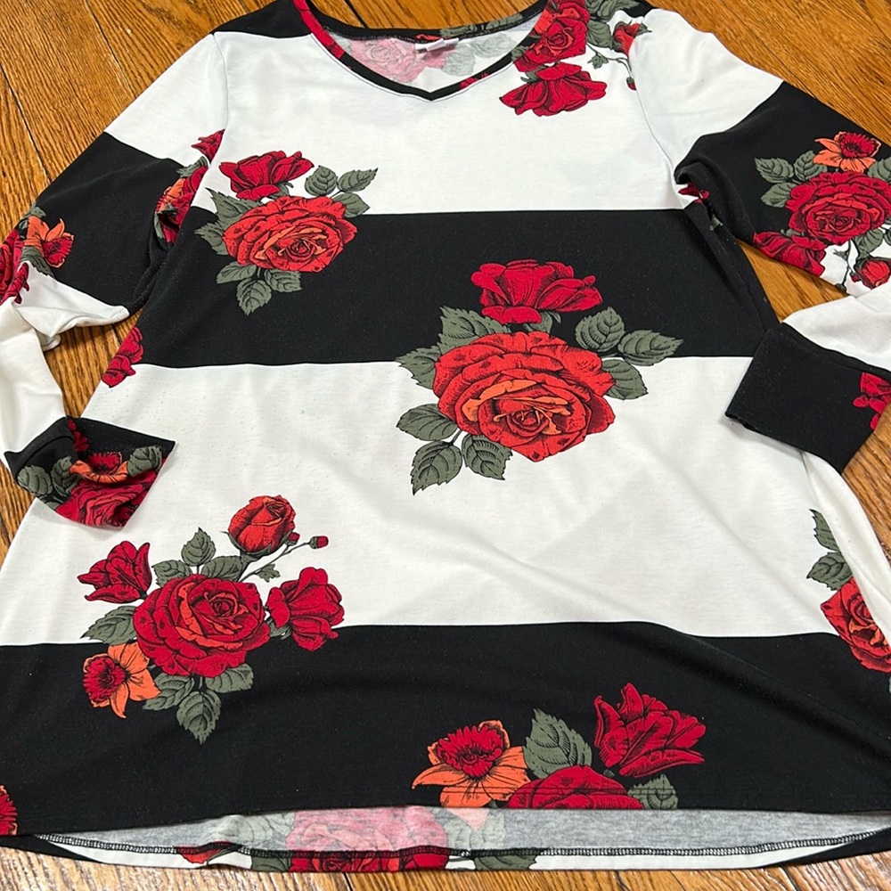 LulaRoe Lynnae top. Rose print. Size Medium. Some pilling. Polyester/spandex